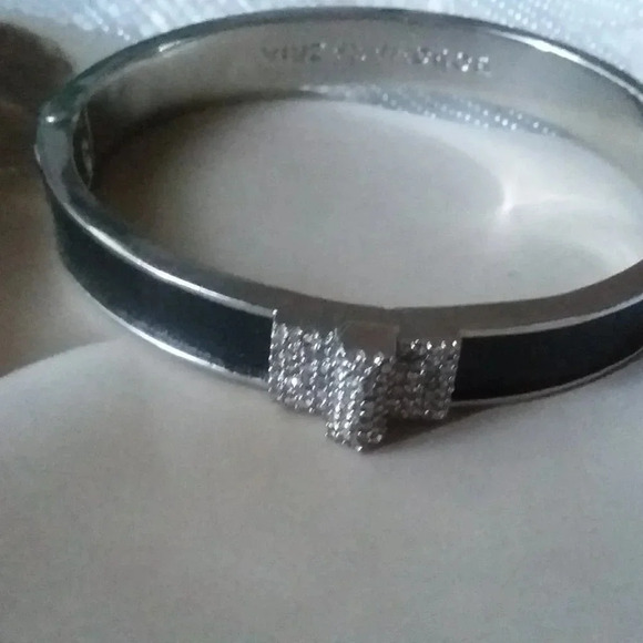 💚 BCBG Silver Metal Leather Bracelet Cuff - Picture 1 of 3
